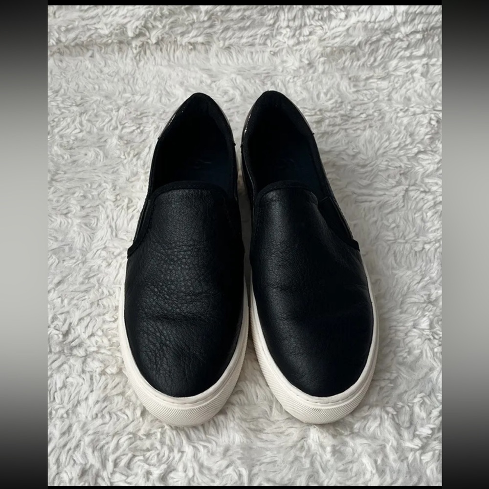 UGG Womens Black Leather Slip On Casual Sneaker Shoes Size 6.5 Gently Used